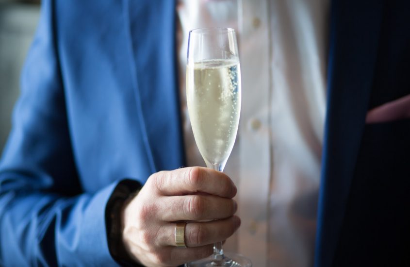 Hoe komt het depot uit de champagnefles?